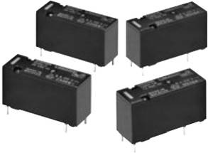 Fyra svarta elektroniska reläer bredvid varandra, rektangulär form, med synliga anslutningsben.
