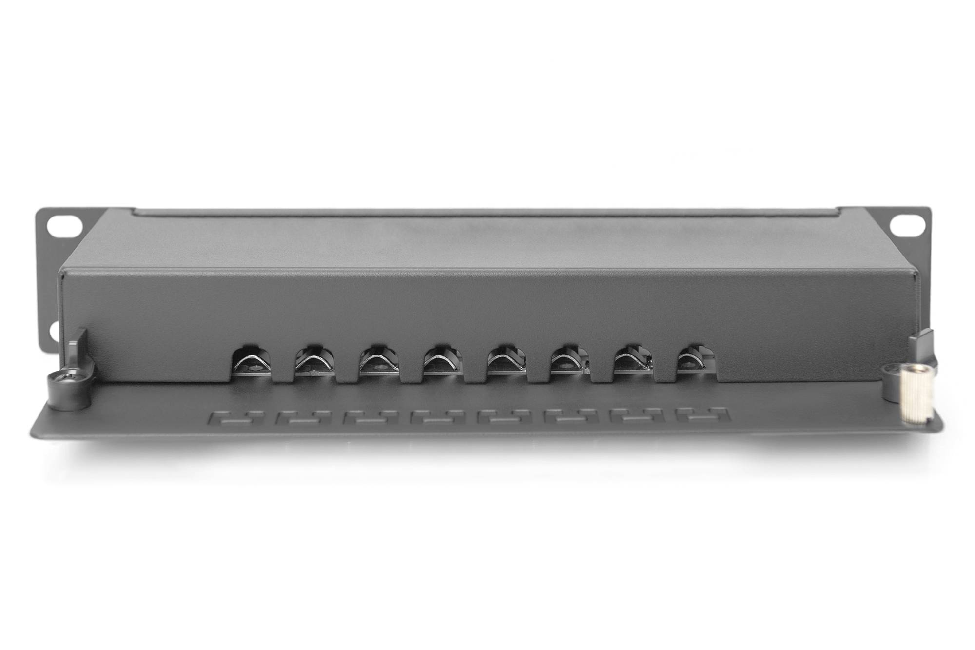 Ett grått nätverks-patchpanel med åtta portar, monterat i ett rack, lämpligt för organisering av nätverkskablar.