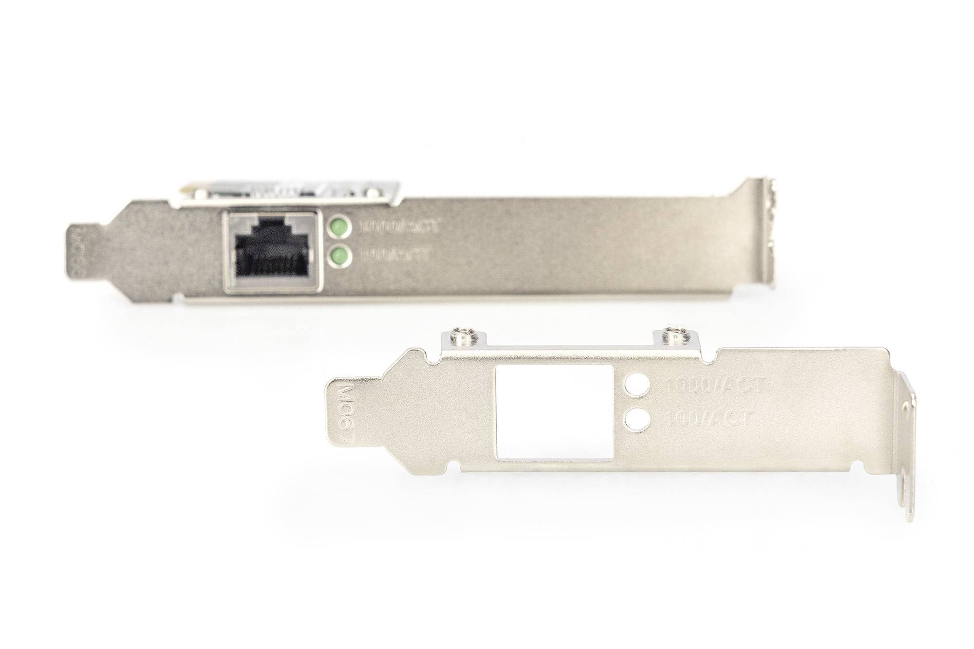 Tom metallfront och frontpanel med RJ45-nätverksanslutning och LED-indikatorer, sannolikt avsedd för ett nätverkskort.