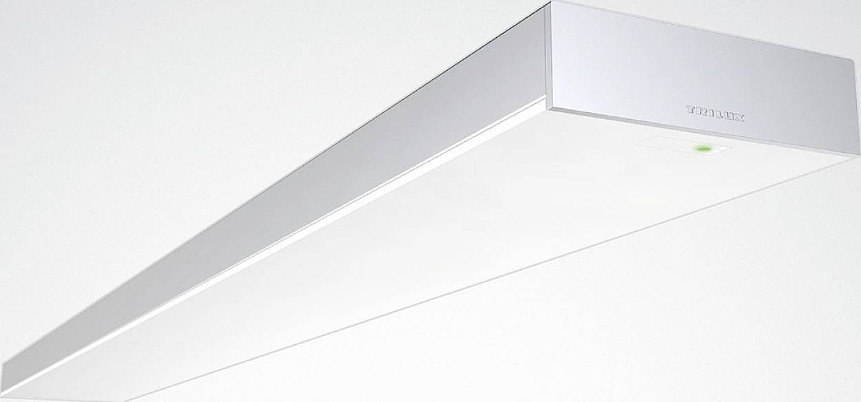 Takmontera ventilationsenhet i rektangulärt design med en liten grön indikatorlampa på höger sida.