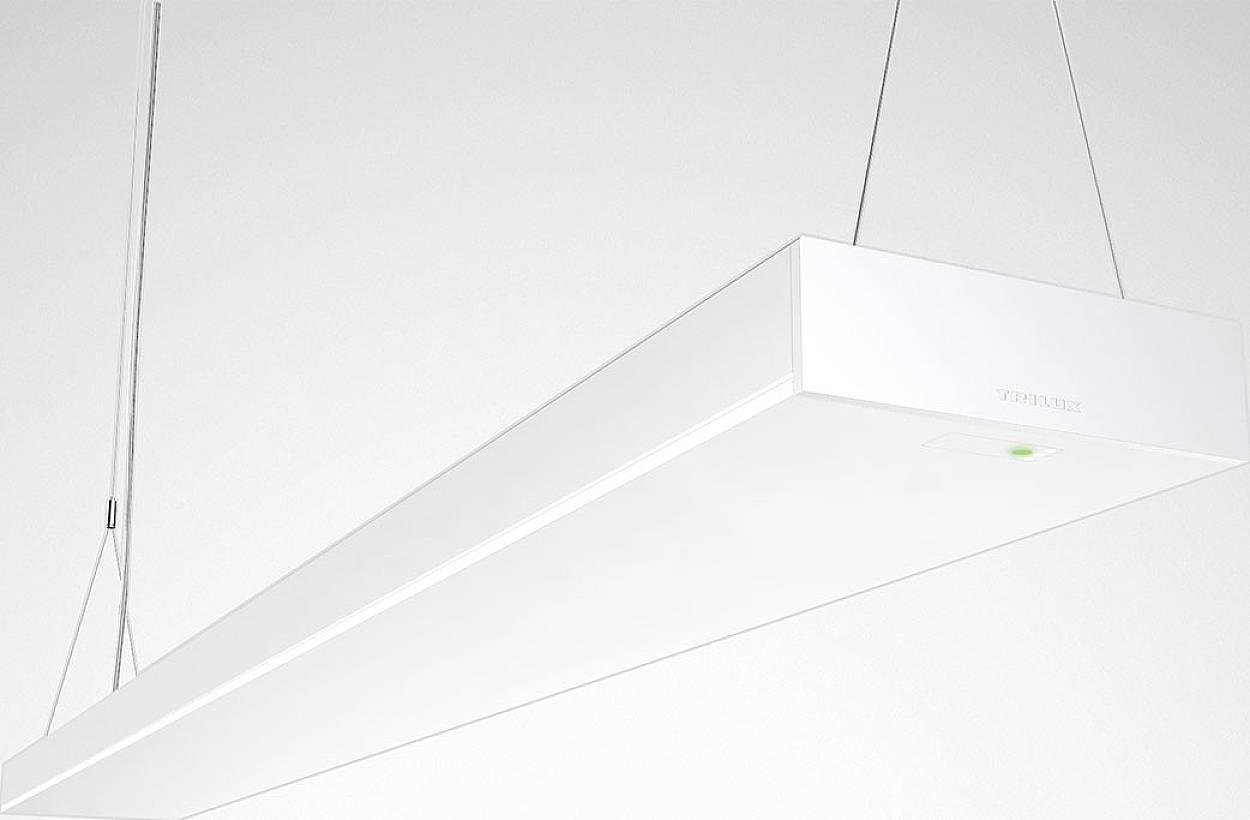 Vit, rektangulär hängande lampa med enkelt, modernt design, hängande från tunna trådar i taket.