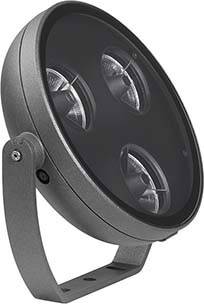 Rund LED-belysning med tre synliga linser, monterad på en metallarm. Lämplig för belysning inomhus eller utomhus.