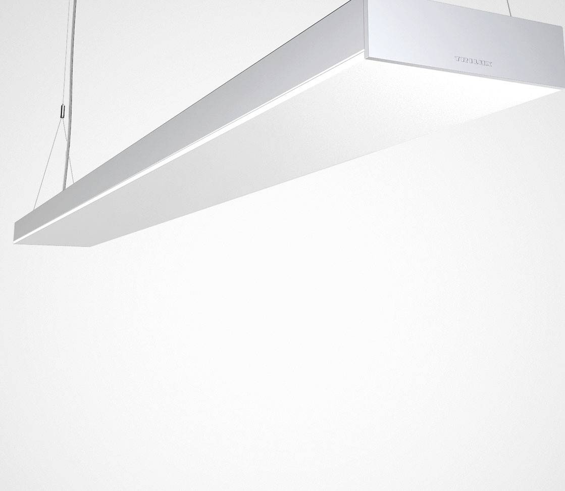 En modern, vit hänglampa med minimalistisk design hänger i tunna kablar från taket.