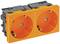 Dubbelt orangefärgat vägguttag, för väggmontering, med svarta fästanordningar, lämpligt för europeiska kontakter.