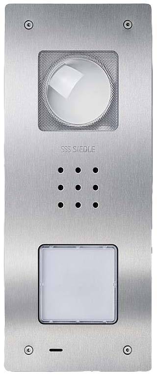 En silver dörrkommunikationsenhet med högtalare, kamera och knapp i minimalistisk design. Varumärket 'SSS SIEDLE' synligt.