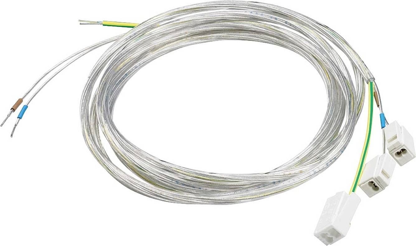 En lång, transparent kabel med två ändar, där anslutningar är fästa vid varje ände, ligger upprullad.