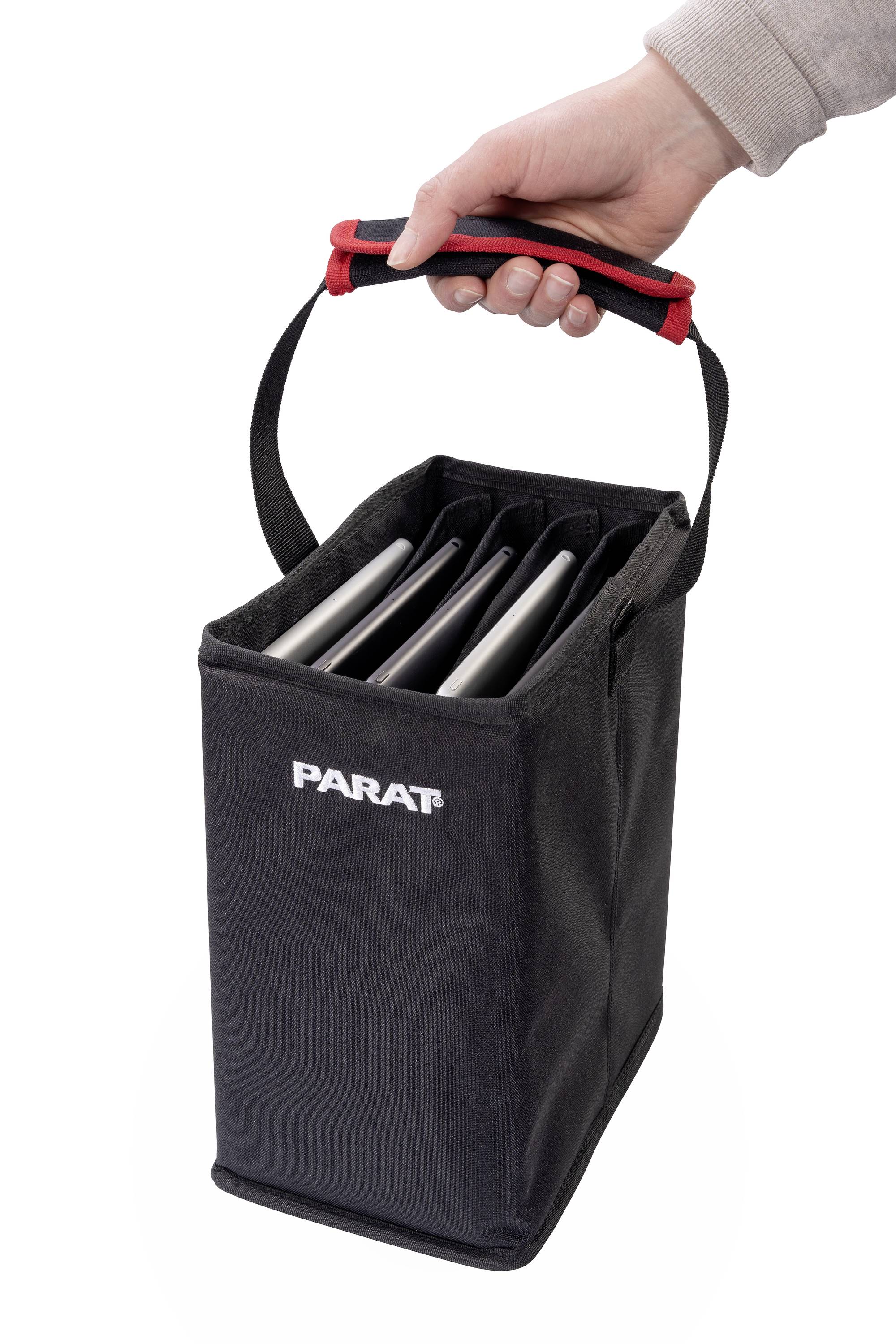 En hand håller en svart väska med trycket 'PARAT', som till synes innehåller fack för bärbara datorer eller surfplattor.