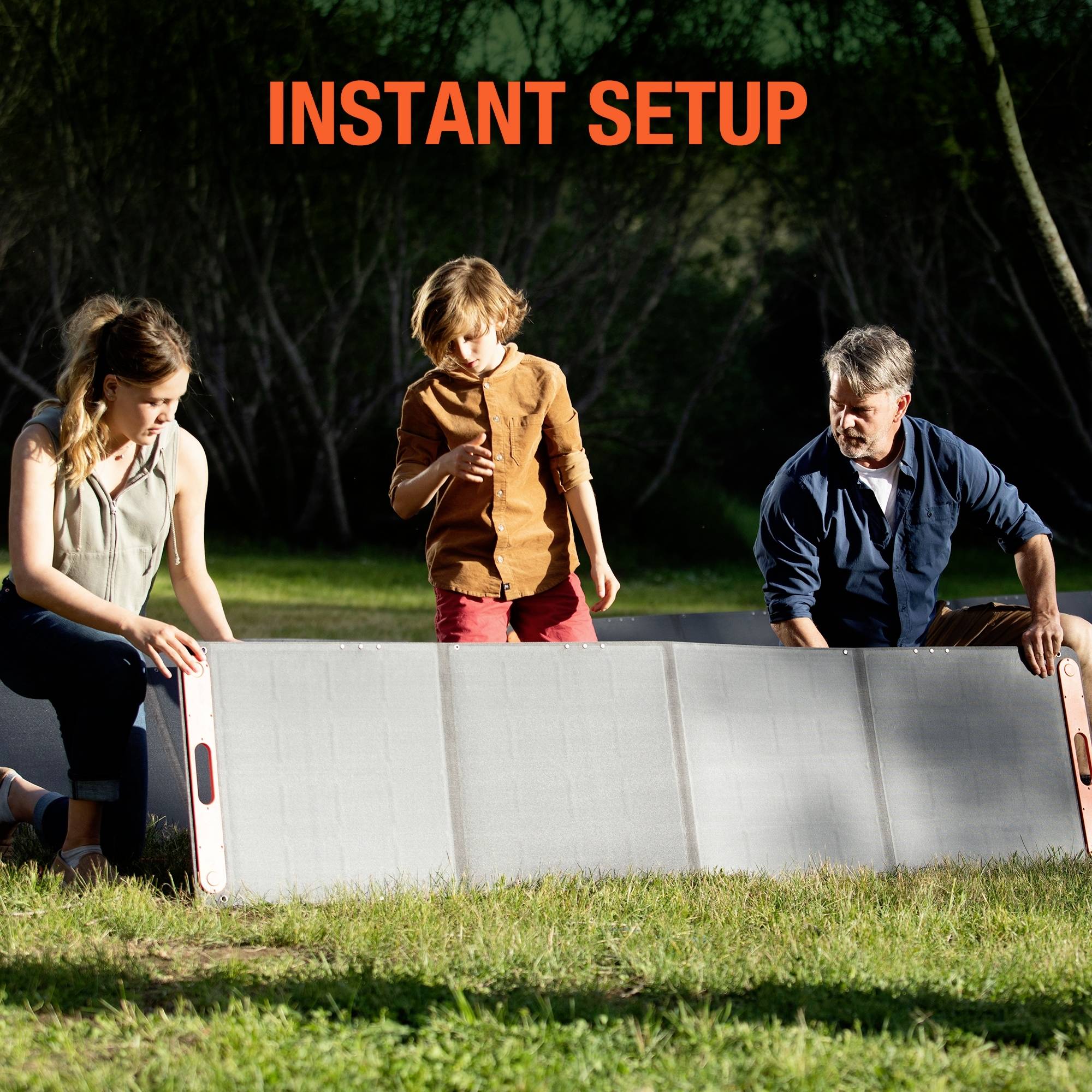Tre personer viker ett stort solpanel utomhus, med träd i bakgrunden. Texten 'Instant Setup' syns längst upp i bilden.