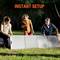 Tre personer viker ett stort solpanel utomhus, med träd i bakgrunden. Texten 'Instant Setup' syns längst upp i bilden.