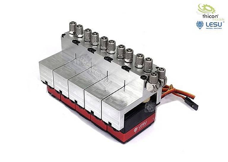 'Metallfördelningsblock med flera anslutningsventiler och kablar, monterad på en röd sockel. Logotyper från Thicon Models och Lesu syns i bilden.'