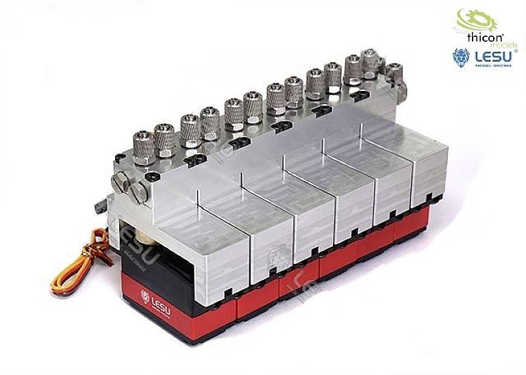 En hydraulisk ventilblock med flera anslutningar, använd för drift av modellfordon, på vit bakgrund.