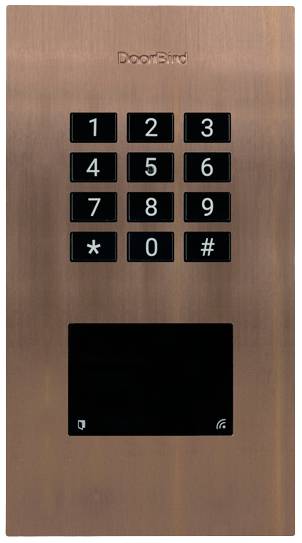 Dörrkommunikationssystem med nummerknappsats (0-9), stjärn- och fyrkantsknappar, i kopparfärgad metallfinish. Tillverkarnamn överst: 'DoorBird'.