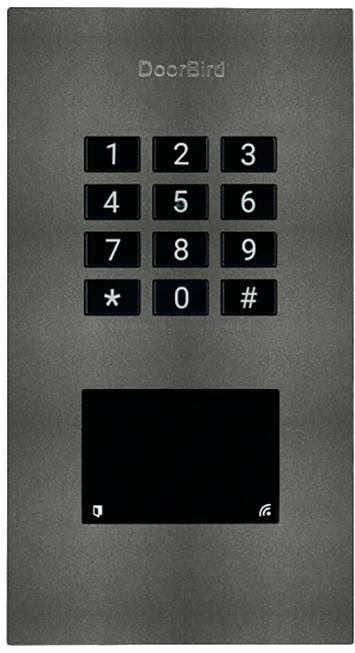 En svart dörrklocka med ett numeriskt knappsats från 0-9, med stjärn- och fyrkantsknappar. Ovanför står 'DoorBird'.