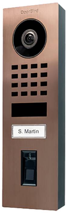 En bronsfärgad porttelefon med kamera, gallerhögtalare och namnplakett 'S. Martin'.