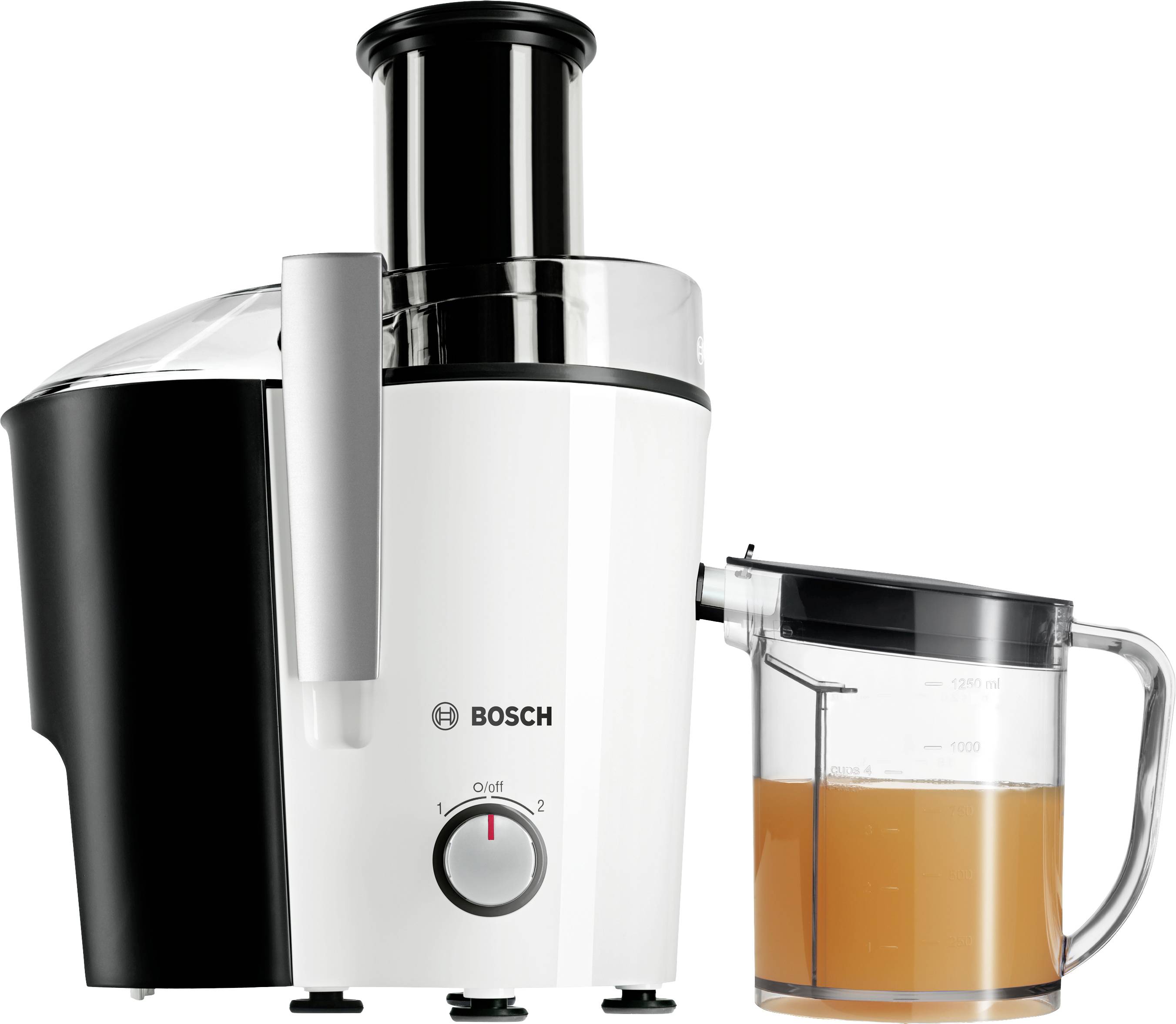 En elektrisk juicepress från Bosch bredvid en transparent kanna, delvis fylld med nypressad juice.