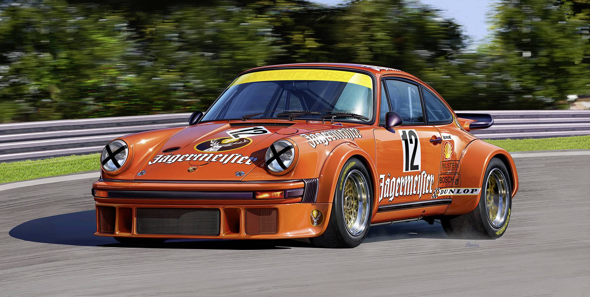 En orangefärgad racerbil med nummer 12 kör på en racerbana. Bilen bär iögonfallande varumärkeslogotyper.