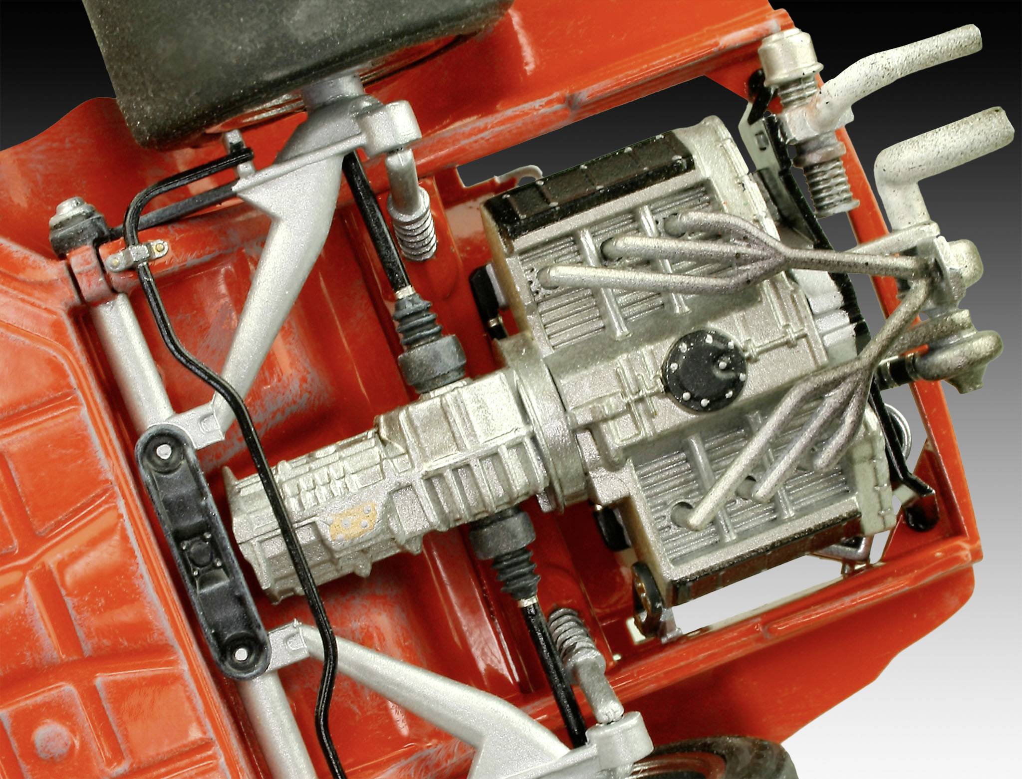 Vy av ett modellbilschassi med synlig hjulupphängning och motor. Bilden visar tekniska detaljer av fordonets struktur.