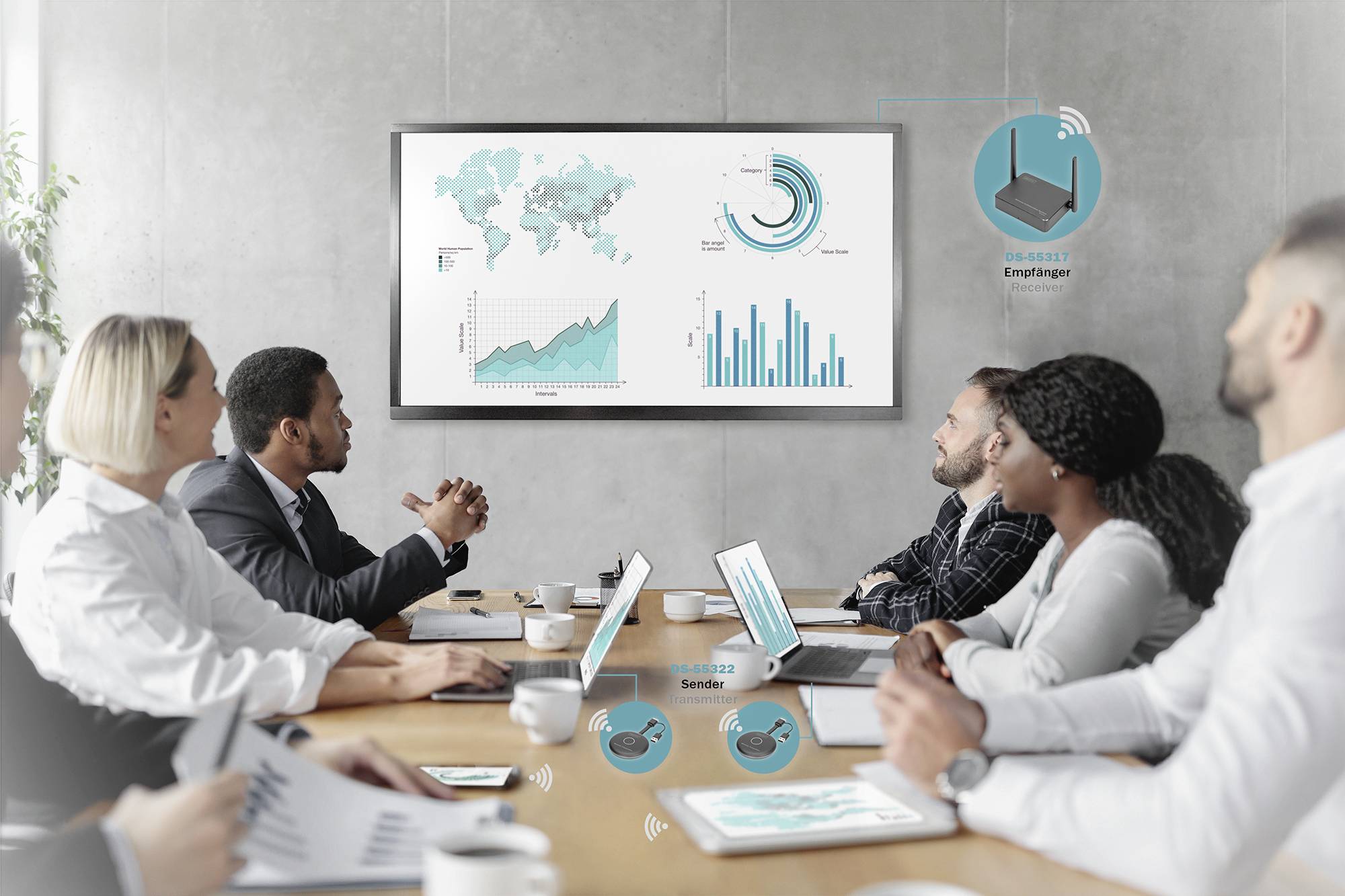 Personerna i ett mötesrum tittar på en skärm med diagram och kartor. Diskussion om dataanalys.