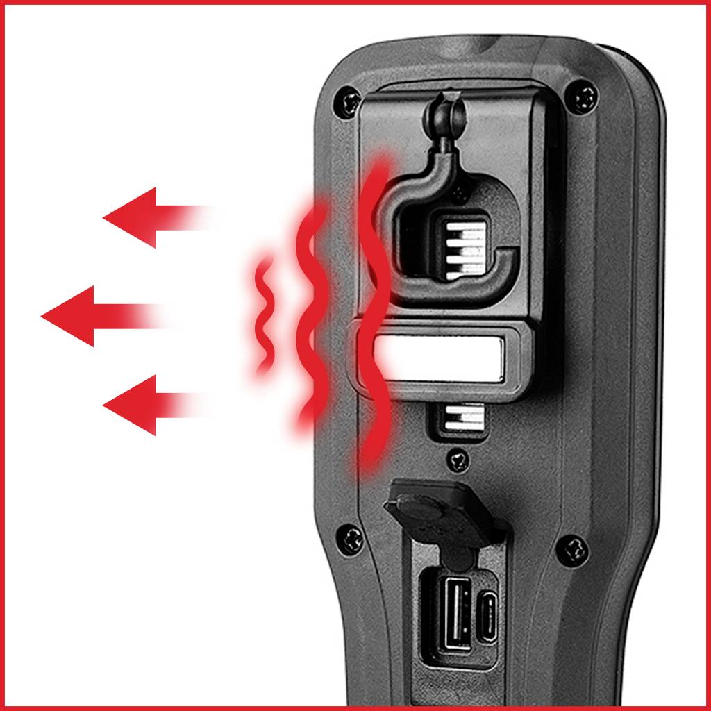 Bakifrån av en enhet som strålar ut värme eller signaler åt vänster. Utrustad med Ethernet- och USB-anslutningar.
