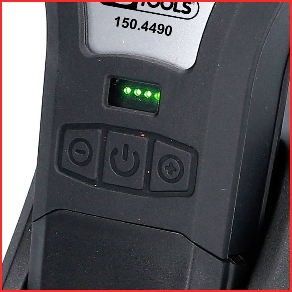 Närbild av en digital display med grönt LED-ljus och symboler för ström och volymreglering.