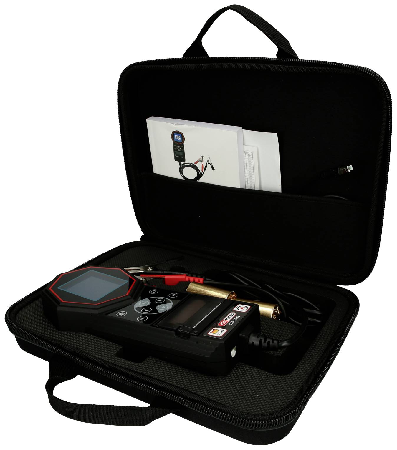En öppen svart väska med ett diagnostikinstrument, kablar och instruktioner. Enheten har en digital display och knappar.