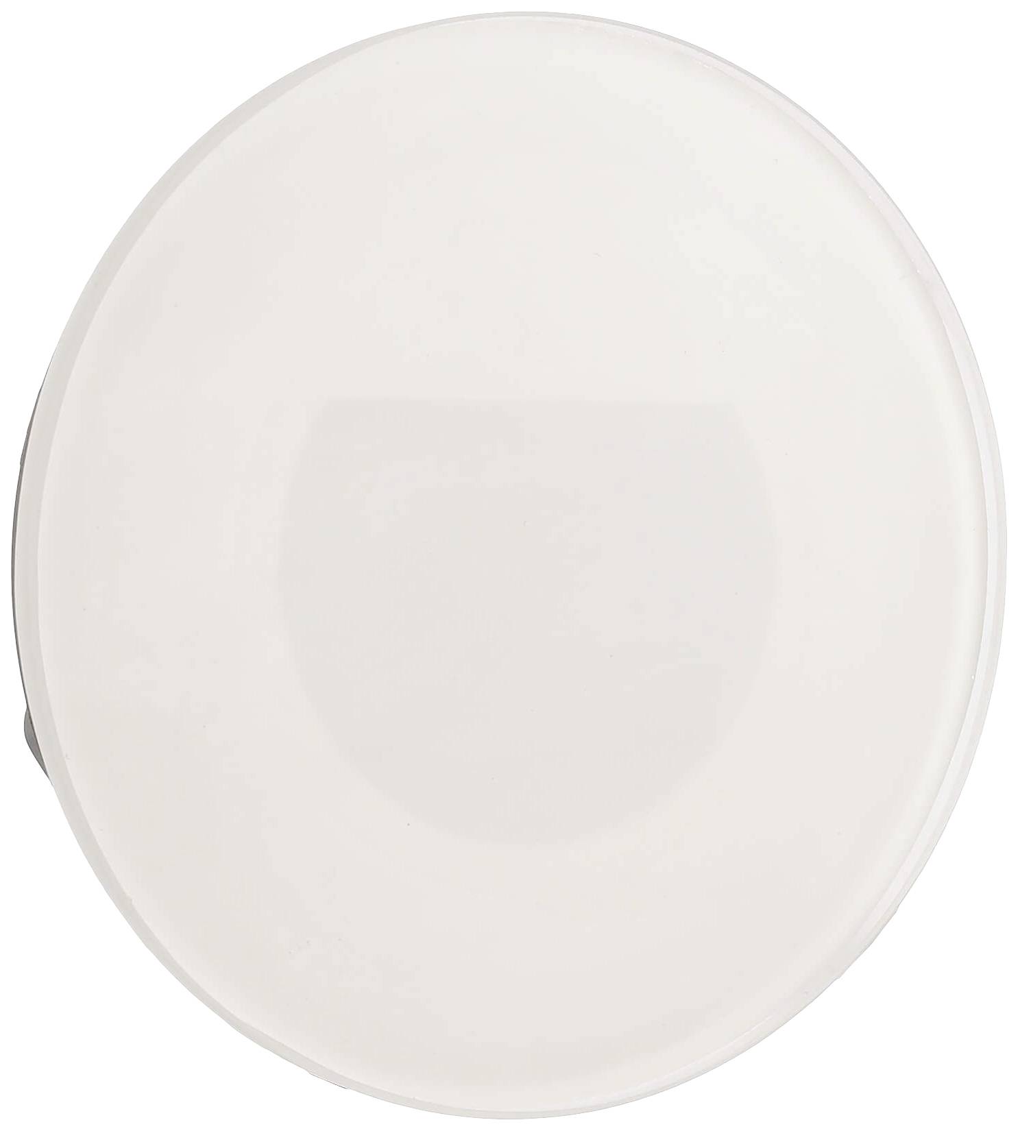 En vit, rund tallrik med en lätt förhöjd kant. Tallriken är slät och enkel utan några dekorationer.