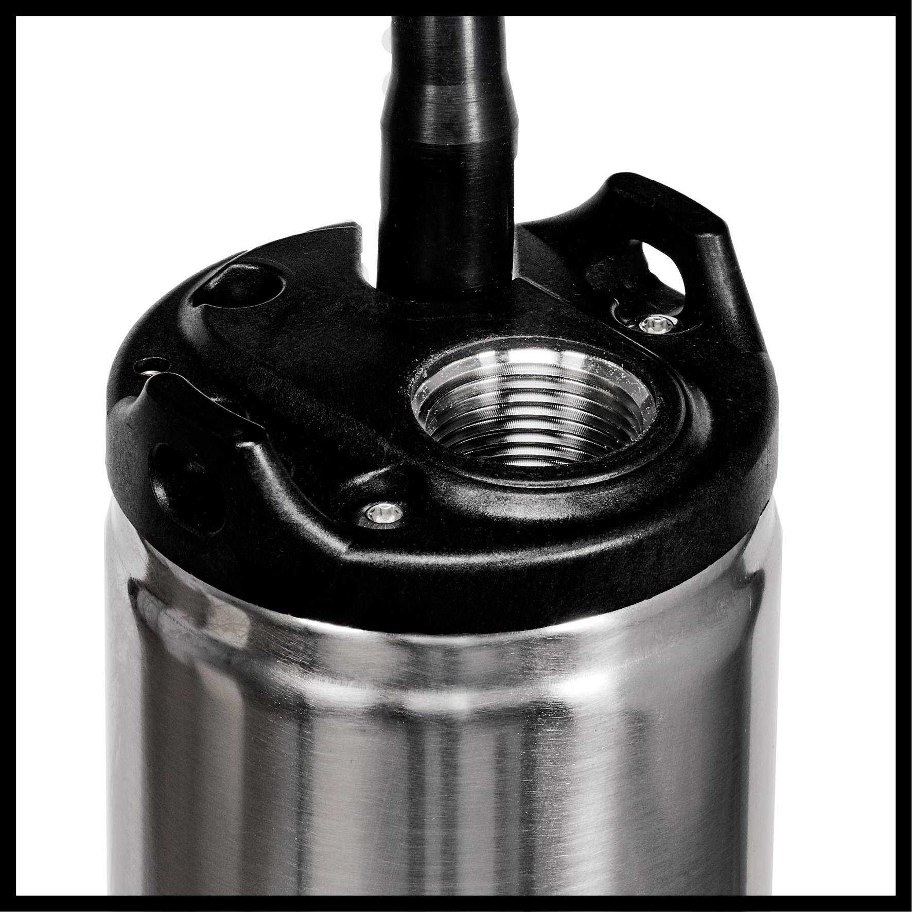 Närbild av en rostfri cylinderdetalj med svart plastlock. Ett gänggäng är synligt på ovansidan.