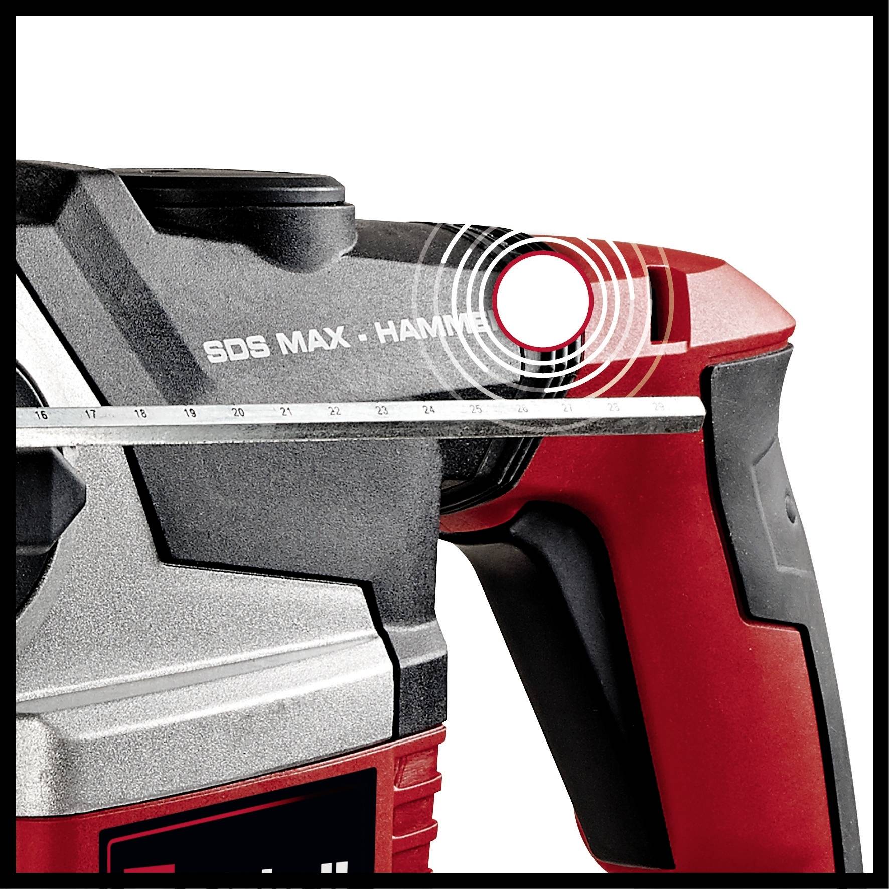 Borrmaskinen med röd handtag och silverfärgat huvud, märkt med 'SDS MAX - HAMMER', visar skala och fokuspunkt för precision.