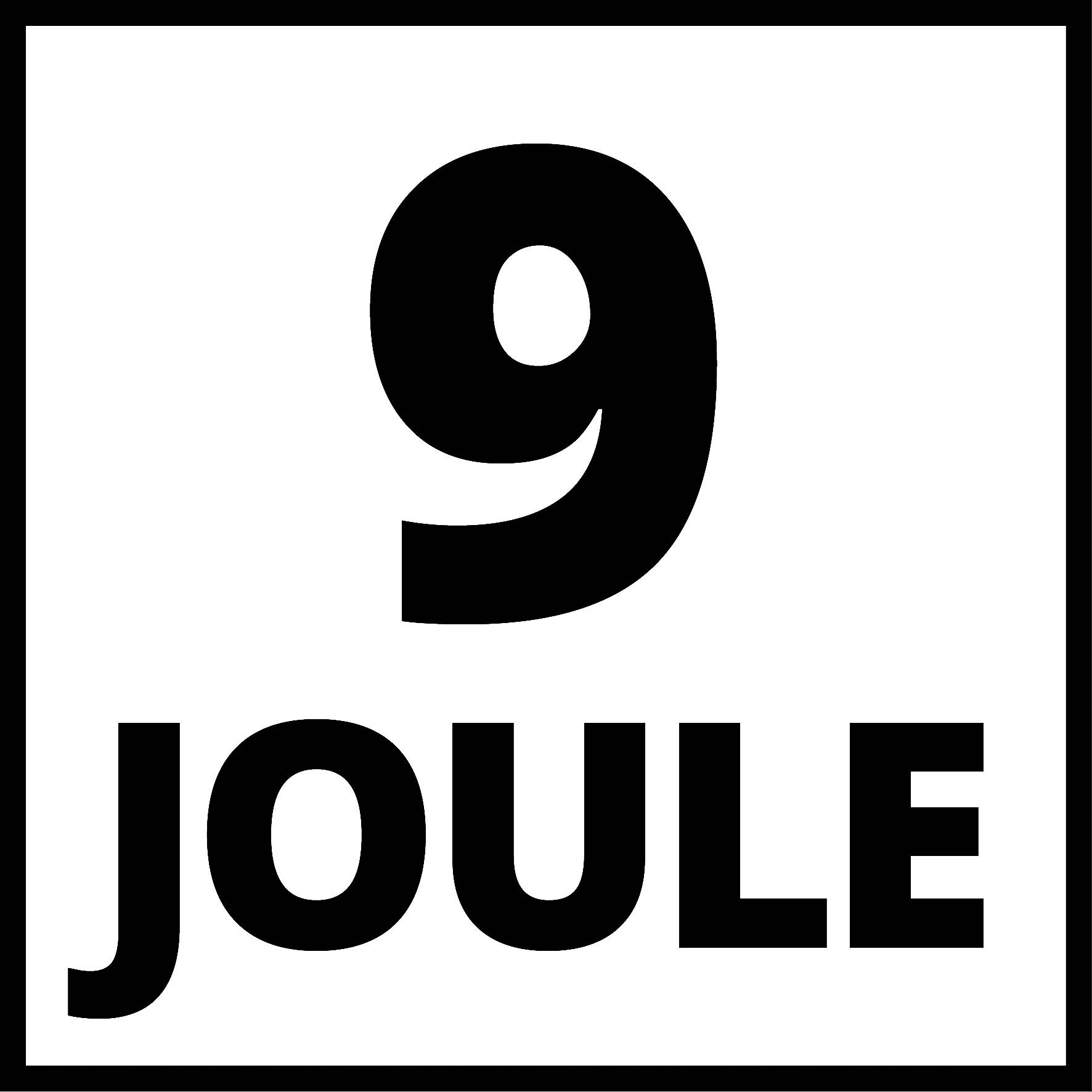 '9 JOULE' är skrivet med stora, svarta bokstäver och siffror på vit bakgrund.