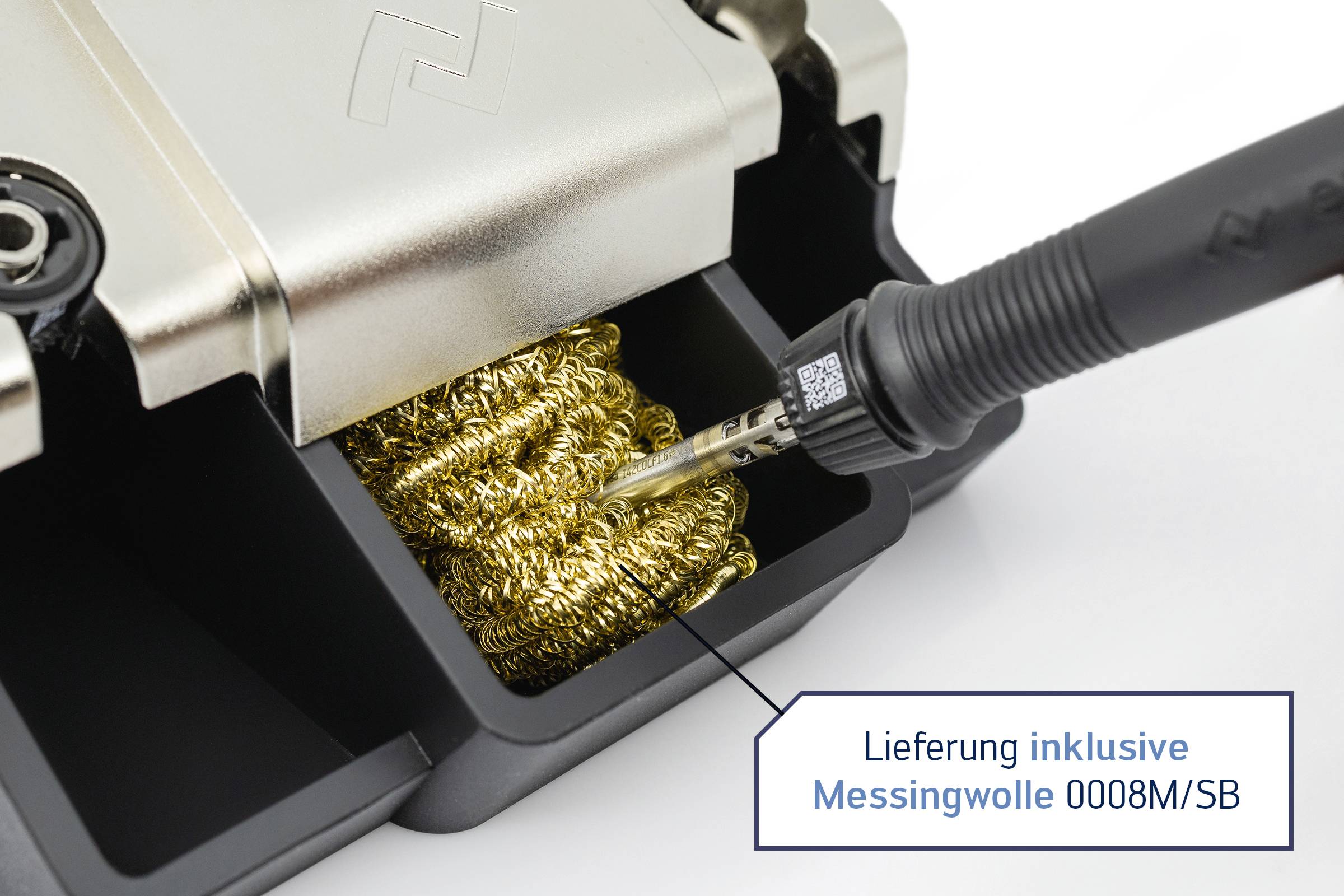 Lödkolv i metallhållare med mässingsull för rengöring. Etikett visar: 'Leverans inklusive mässingsull 0008M/SB'.