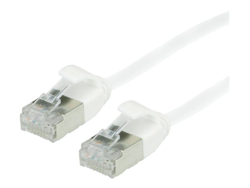 Två vita Ethernet-kablar med RJ45-kontakter i båda ändar, avsedda för dataöverföring i nätverk.