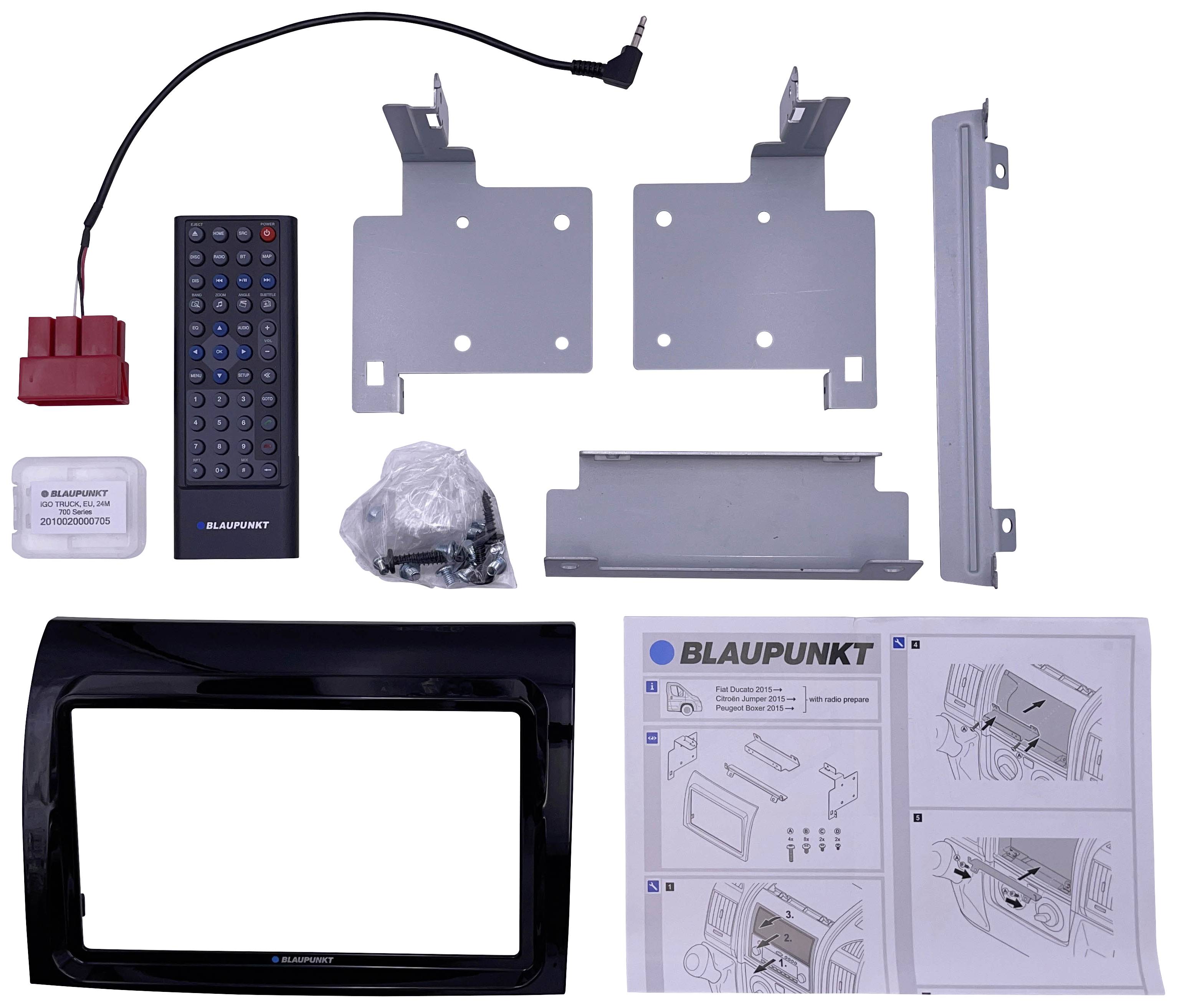 Ett bilradio-monteringsset med fjärrkontroll, monteringsskruvar, fästen, radiokonsol och en bruksanvisning.