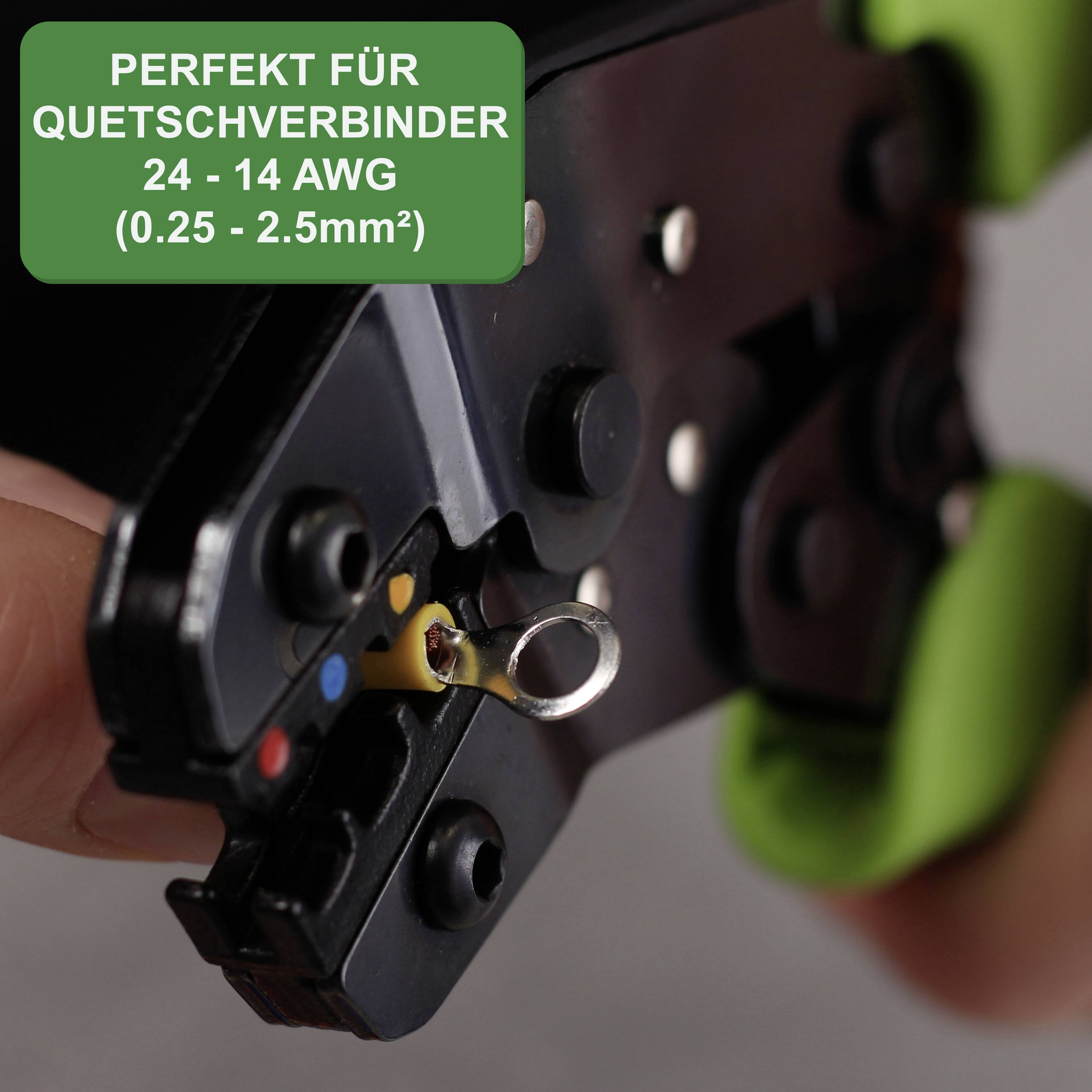 En hand håller en tång med grönt handtag som pressar en kabelklämmа. Text: 'Perfekt för kabelklämmor 24 - 14 AWG (0,25 - 2,5mm²)'.