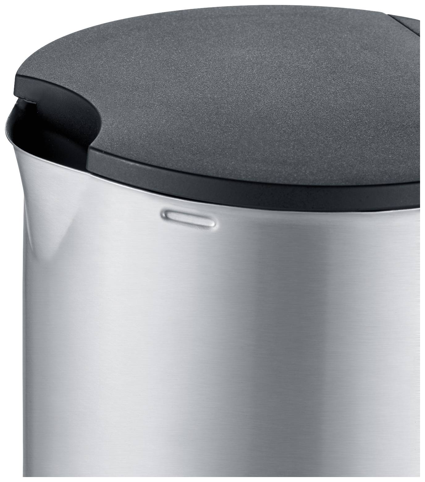 Rostfri soptunna med svart lock, delvis synlig.