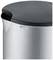 Rostfri soptunna med svart lock, delvis synlig.