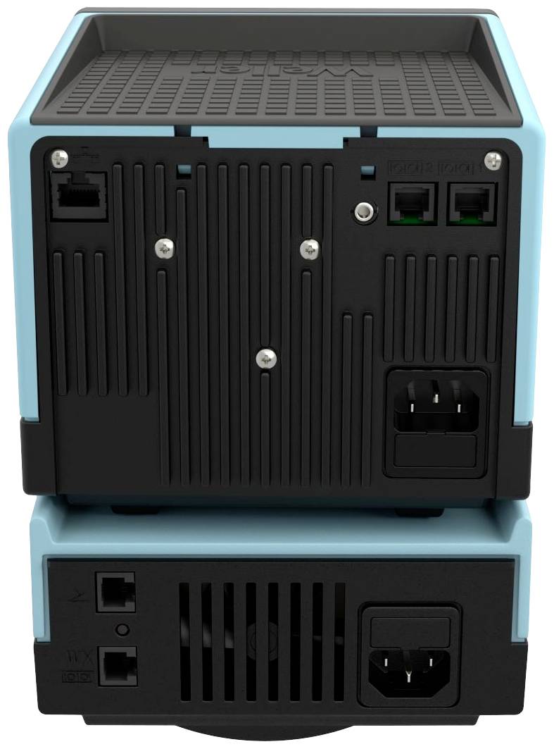 Blå och svart server eller router med flera Ethernet- och strömuttag på baksidan.