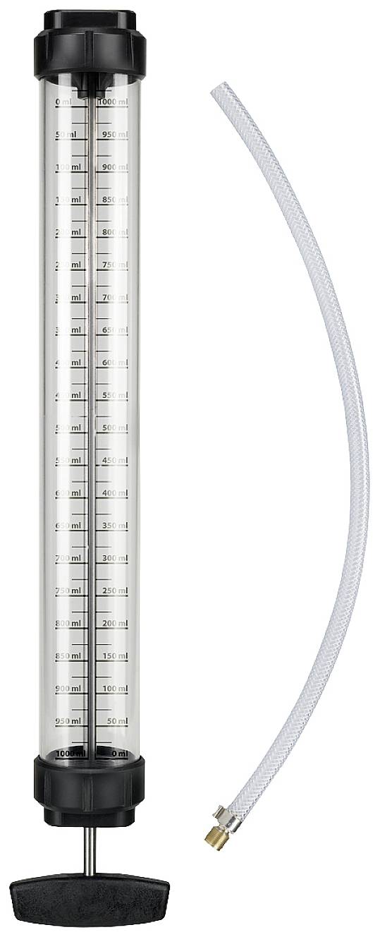 En manuell vätskesugpump med transparent cylinder och måttskala. En flexibel slang med mässingsanslutning ligger bredvid.