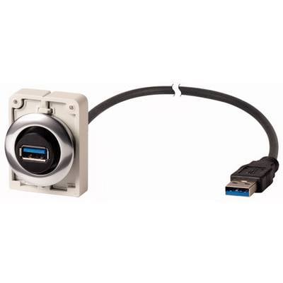 En svart USB-kabel är ansluten till ett vitt vägguttag med ett runt, metalliskt hölje.