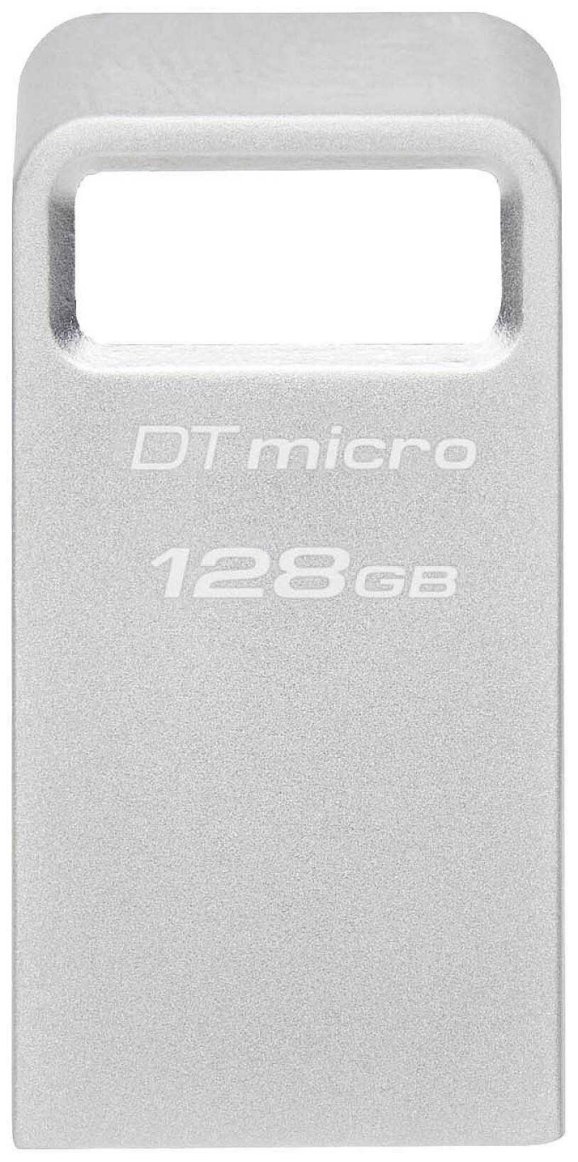 En silverfärgad USB-sticka med texten 'DT micro 128GB', kompakt och rektangulär, med en öppning längst upp för fastsättning.