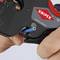 Närbild av en hand som hanterar blå kabel med ett Knipex-verktyg. 'Made in Germany' synligt på verktyget.
