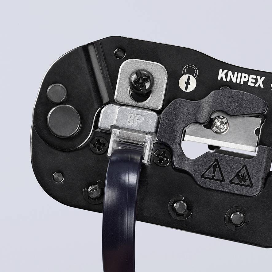 Ett svart verktyg med varumärket 'Knipex', som har funktionen att crimpa eller ansluta kablar eller trådar.
