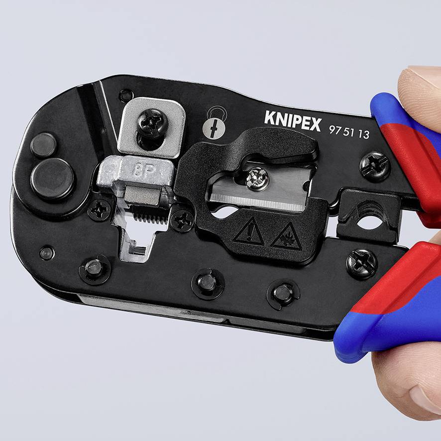 En hand håller en crimptång från märket KNIPEX, modell 97 51 13, redo att crimpa elektriska kontakter.