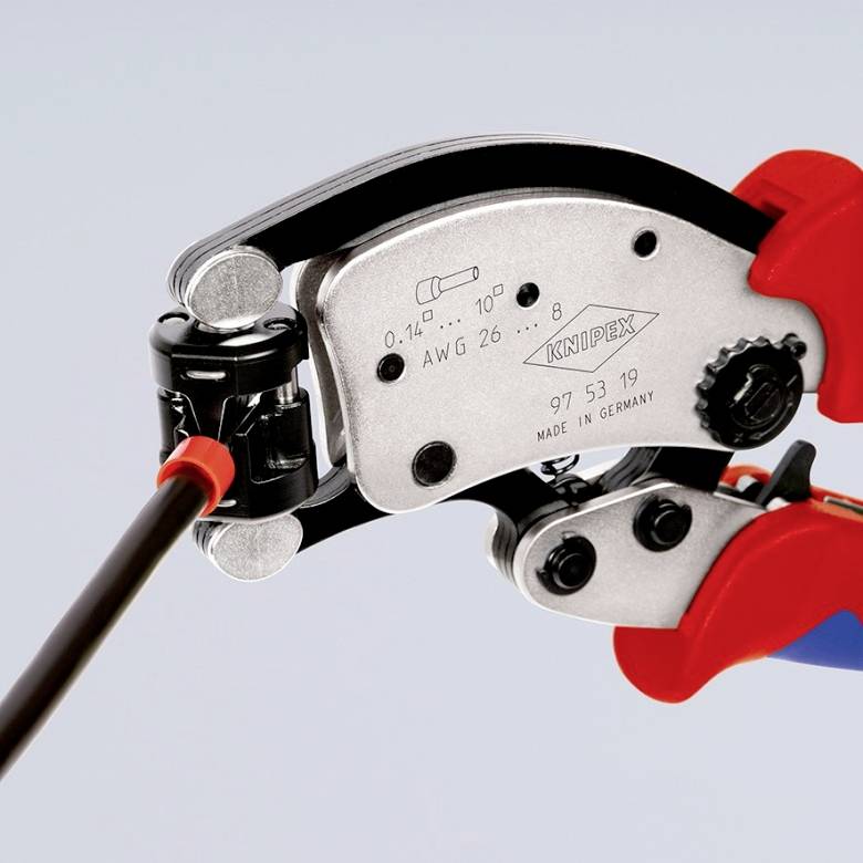 En crimptång som håller en kabel. Tången är märkt med specifikationen 'AWG 26-8' och visar 'Knipex'-märkning.