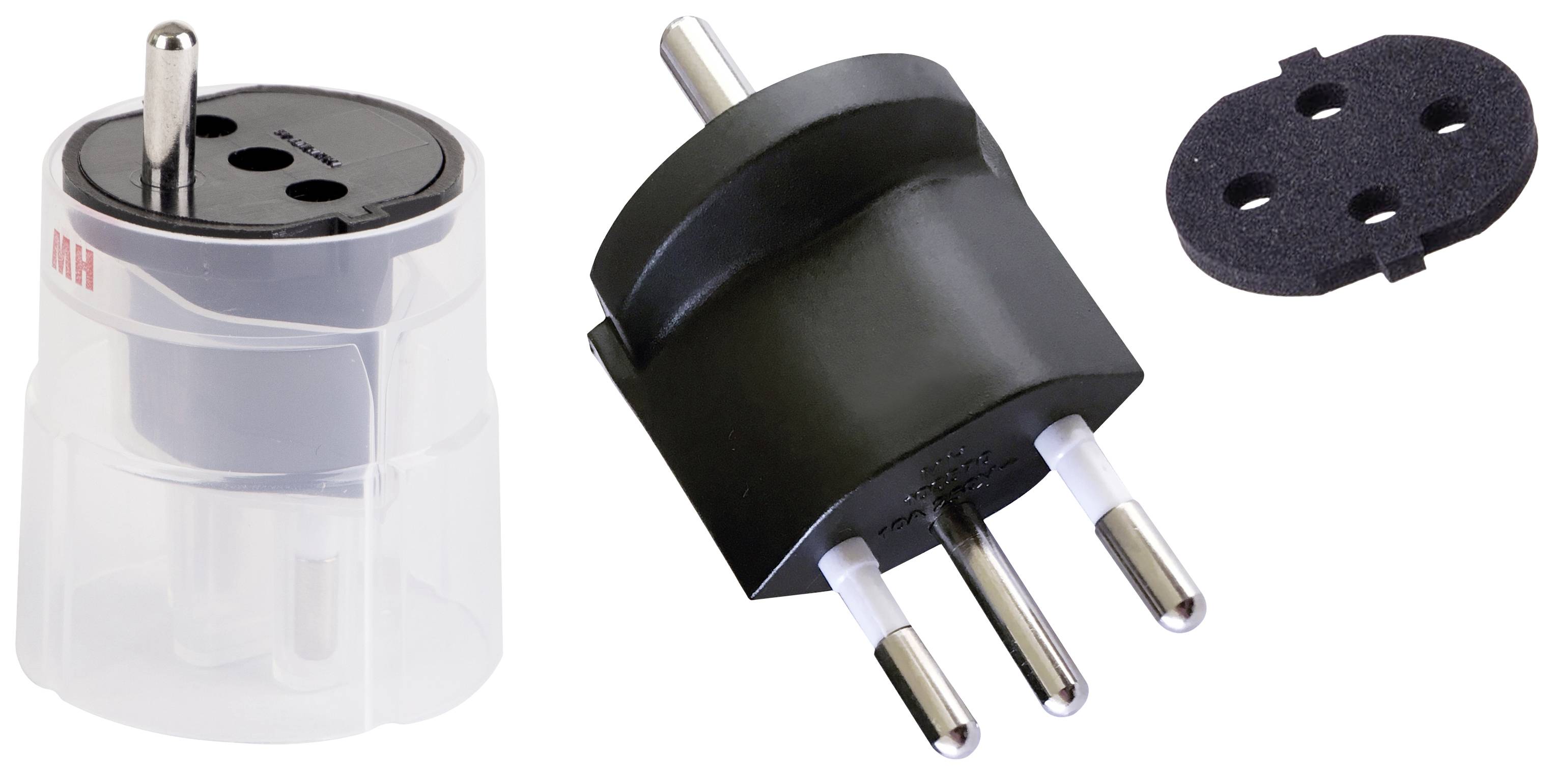 Tre olika nätadaptrar: en transparent och en svart adapter med tre runda stift, bredvid ett svart lock.