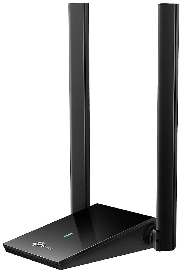 Svart WLAN-router med två stående antenner, diagonalt frontperspektiv.