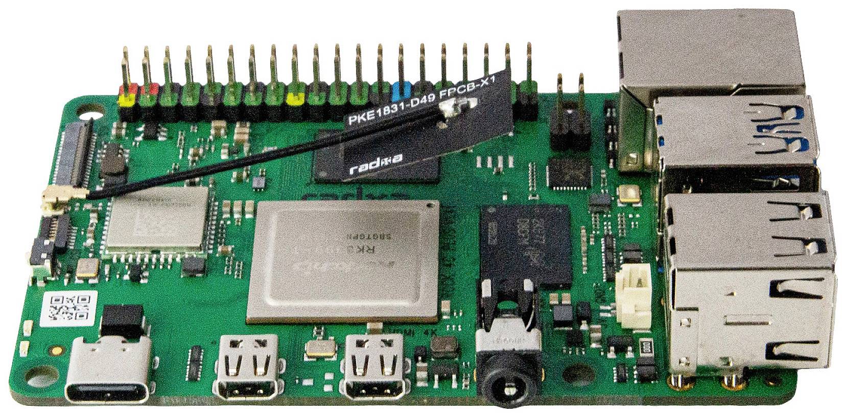 En grön kretskortmodul med flera anslutningar, kontakter och en stor central processor. Det verkar vara en enkortssdator.
