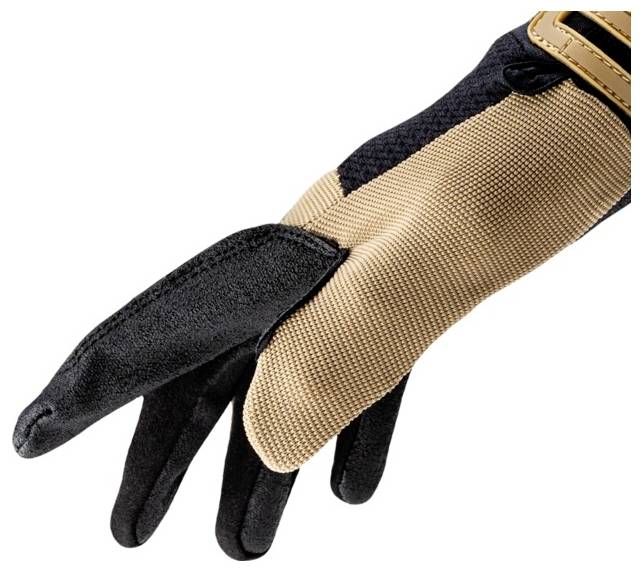 En brun och svart taktisk handske som visar tummen och två fingrar utsträckta, tillverkad av texturerat material, vilket antyder funktionalitet och hållbarhet.