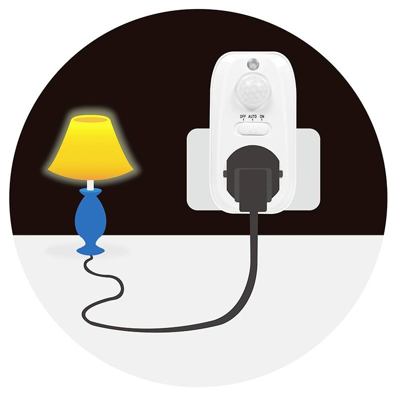 En lampa är ansluten till en rörelsesensor via en kabel, och sensorn är isatt i ett vägguttag. Lampan lyser gult.