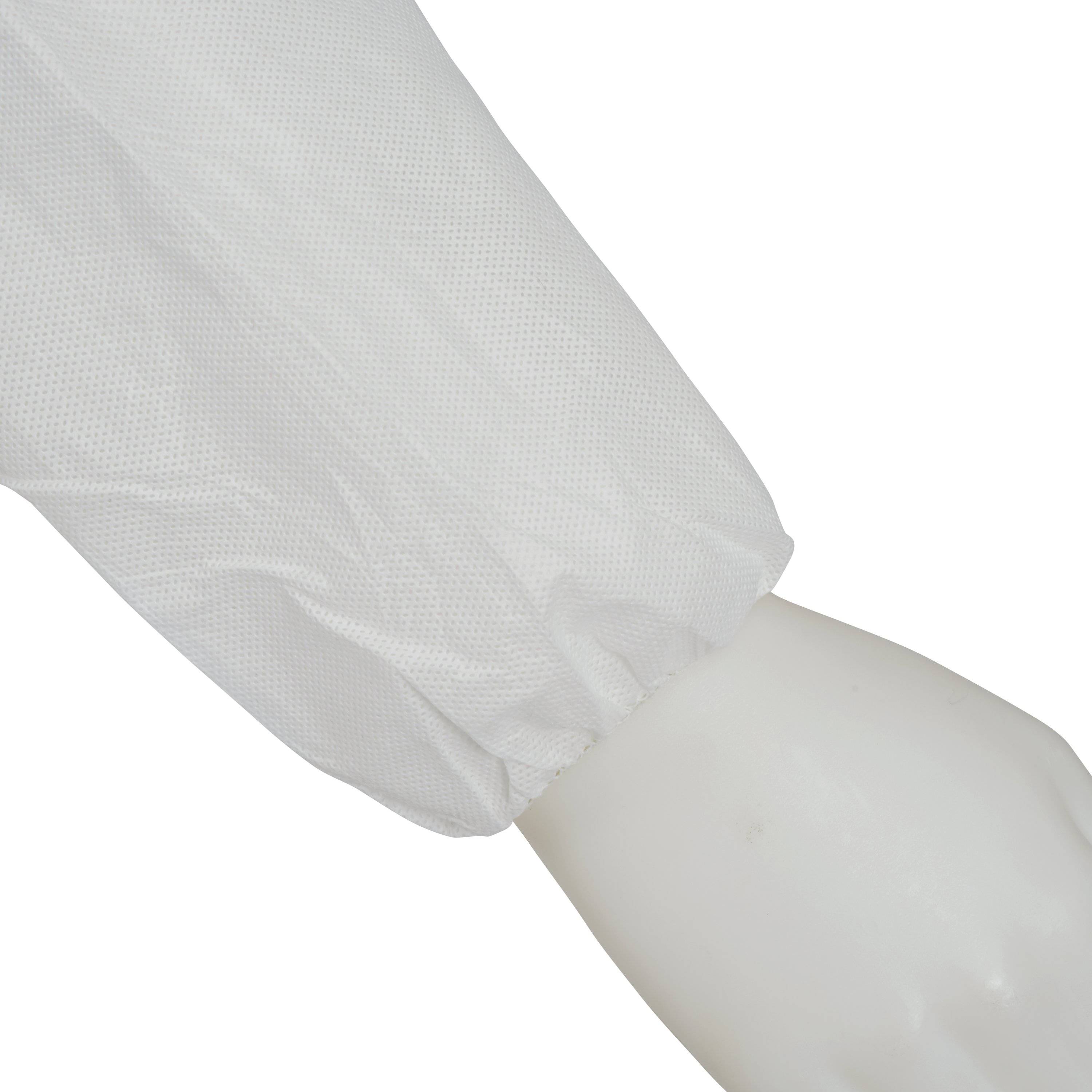 En arm bär en vit skyddsärm gjord av lätt, tygliknande material. Ärmen täcker armen ända ner till handleden.