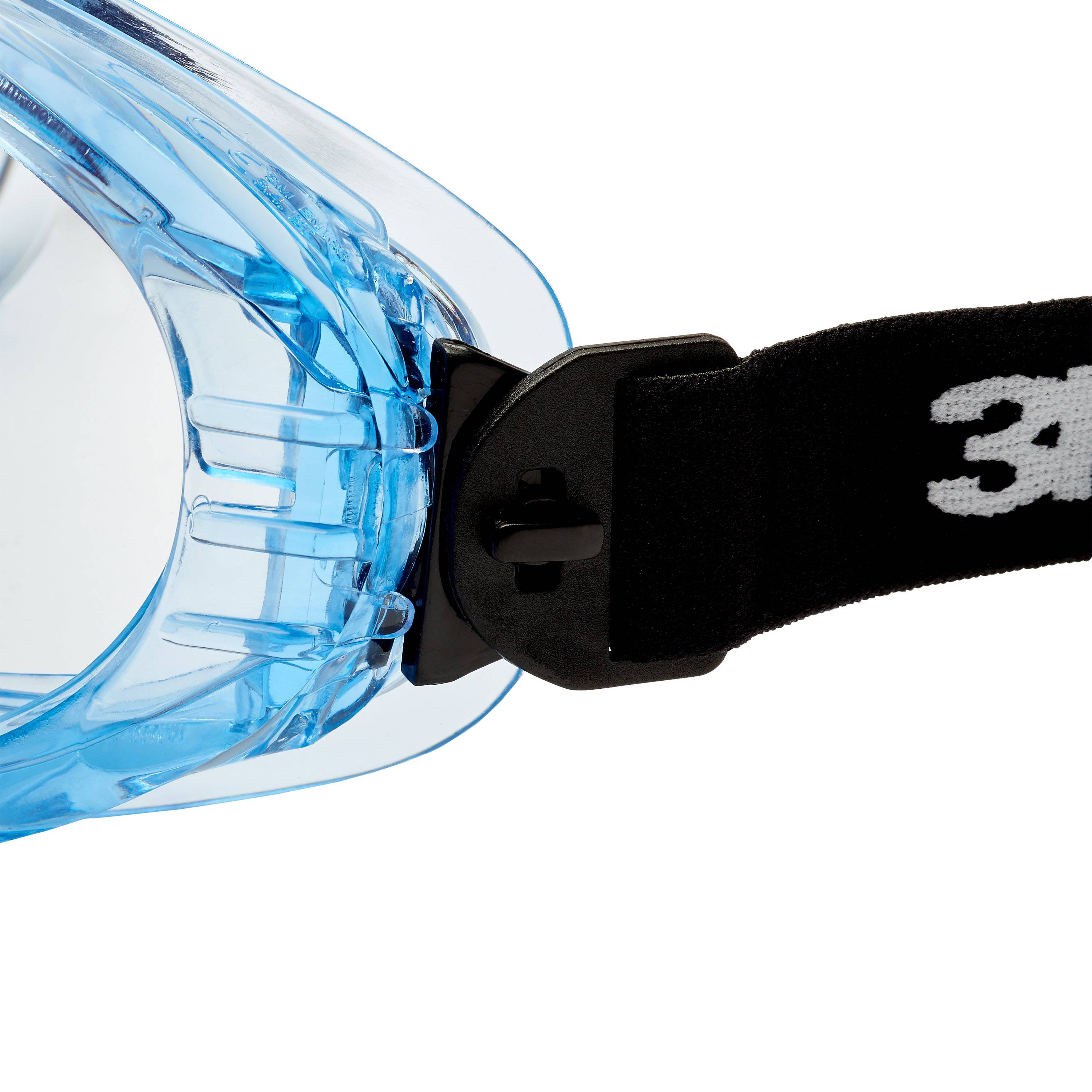 Skyddsglasögon i närbild: Transparent lins med blå ram och justerbart svart band. Lämpliga för arbets- och laboratoriemiljöer.